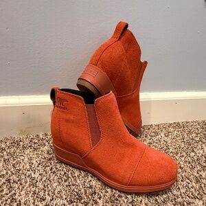 Sorel Women’s Suede Chelsea Ankle Boots Rust Orange Size 6